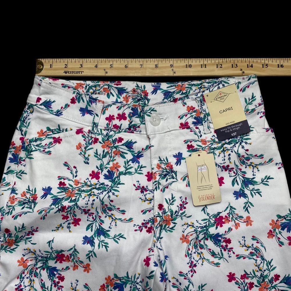 NWT St. John’s Bay Secretly Slender Mid Rise White Floral Capri Pants Sz 6 - Picture 6 of 12